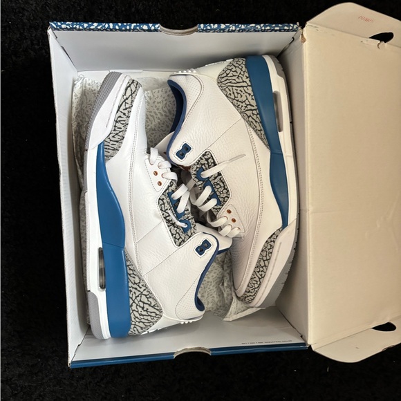 i’m selling Air Jordan 3 retro (Washington Wizards)